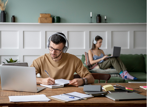 Personas con audifonos